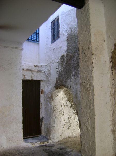 Archivo:Poterna de la Judería, Muralla de Motril, Reino de Granada III o Cristiano. Espacio defensivo situado en el centro aproximado del corredor de la poterna, justo donde está el ángulo..jpg