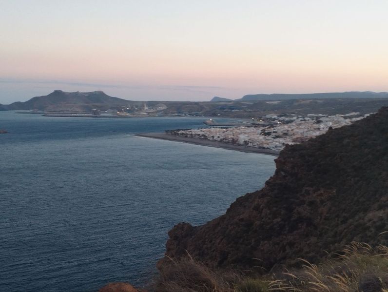 Archivo:Torre o Atalaya del Rayo, Carboneras, Almería, Región de Granada, España. Obra del Reino de Granada cuando aún no se habían creado las provincias. Vista actual de Carboneras desde la atalaya..jpg