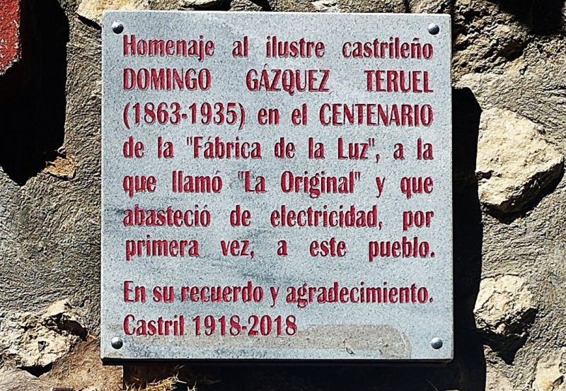 Archivo:Castril de la Peña, Granada, Región de Granada, España. Placa dedicada al creador que abasteció de electricidad a Castril durante el periodo de la Región de Granada..jpg