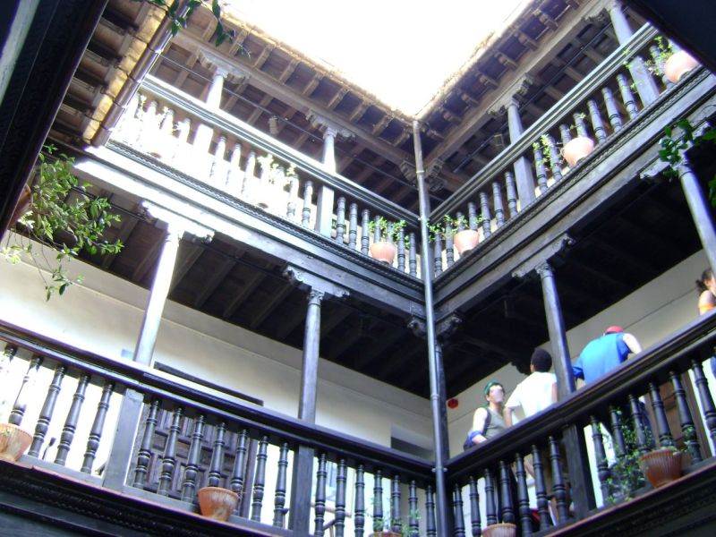 Archivo:Corredores de estilo Mudéjar Granadino sobre el cenador de una casa del Albaicín, ciudad de Granada. Periodo del Reino de Granada III..jpg