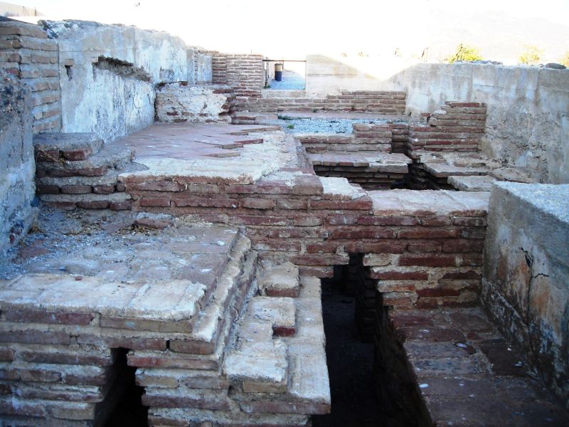 Archivo:Castillo de S Miguel, Almuñécar, Granada, Región de Granada. Restos del baño, de tipología romana pero muy elemental, situado junto al palacio, debajo se ve el hipocausto que calentaba el suelo..jpg