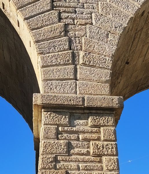 Archivo:Vista en detalle del almohadillado de los sillares y dovelas del puente de los Tres Ojos, cerca de Armuña del Almanzora, Almería, España. Obra del periodo de la Región de Granada (1933-década de 1980)..jpg