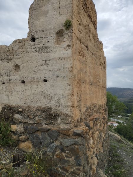 Archivo:Antigua torre reforzada en el Reino de Granada II con mampostería en su base y tapial calicostrado en la parte superior..jpg