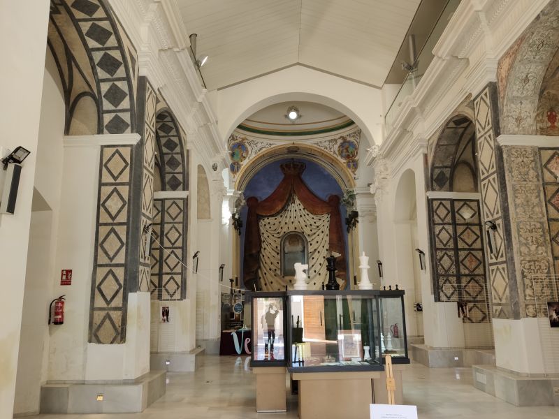 Archivo:Iglesia de la Victoria, Vera, Almería, Región Histórica de Granada, España. En primer plano está la parte primitiva del s. XVII, en el fondo está la parte añadida en el s. XVIII..jpg