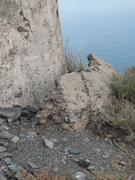Archivo:Atalaya de Puntalón o de Punta Negra. Construida durante Reino de Granada III o Cristiano. Refuerzo que se le añadió en la base, también deslizado casi un metro..jpg