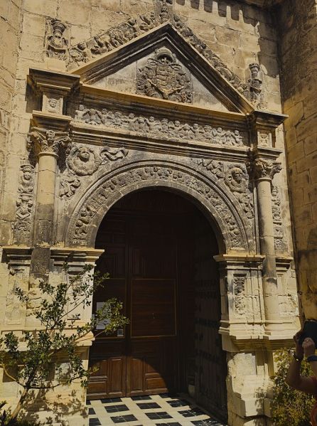 Archivo:Castril de la Peña, Granada, Región de Granada, España. Iglesia de la Virgen de los Ángeles, obra del Reino de Granada III o Cristiano. Puerta del Sol, estilo renacentista..jpg