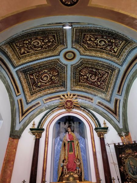Archivo:Iglesia de S. Ginés, Purchena, Almería. Obra del Reino de Granada III (1492-1833). Pinturas al trampantojo de la bóveda de una de las capillas..jpg