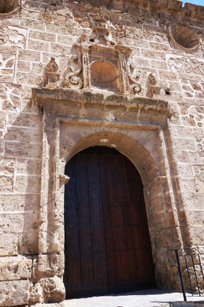 Archivo:Almócita, Alpujarra, Almería, Región de Granada o Andalucía Oriental. Iglesia parroquial, obra del Reino de Granada III o Cristiano. Portada de los pies, la principal..jpg