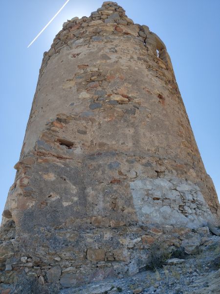 Archivo:Atalaya o torre del Zambullón, Gualchos, cerca de Calahonda, Provincia de Granada, Región Histórica de Granada, España. Vista desde el este..jpg