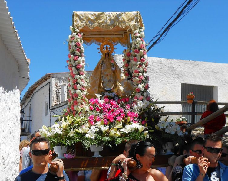 Archivo:Ferreira. Procesión con la Virgen de la Cabeza llevada en andas hasta su ermita por personas que le tienen devoción..jpg