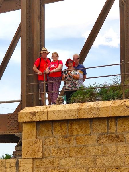 Archivo:Puente del Grao o del Grado, cerca de Hernán Valle, Granada, España. Obra del periodo de la Región de Granada. Vía Guadix-Lorca. Tramo central en comparación con el tamaño de las personas..jpg