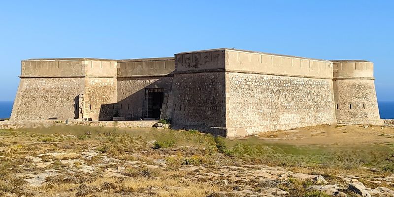 Archivo:Castillo batería con similitudes al del Varadero de Motril, Reino de Granada III. De él hoy no se conserva nada más que el recuerdo y algunos restos arqueológicos..jpg