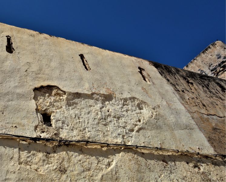 Archivo:Castillo de la Rábita, Granada, Región de Granada, España. La muralla fue reforzada con mampostería y un elevado parapeto con troneras durante el Reino de Granada III..jpg