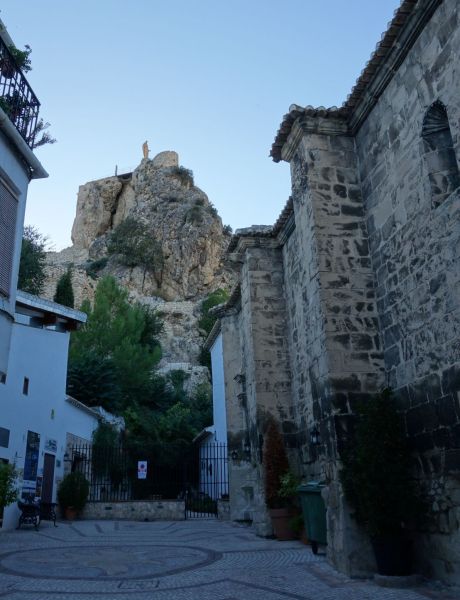 Archivo:Castril de la Peña, Granada, Región de Granada, España. Iglesia de la Virgen de los Ángeles, obra del Reino de Granada III o Cristiano..jpg