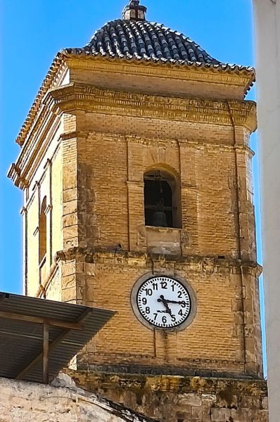 Archivo:Iglesia de S. Ginés, Purchena, Almería. Obra del Reino de Granada III (1492-1833). Dos últimos cuerpos de la torre-campanario..jpg