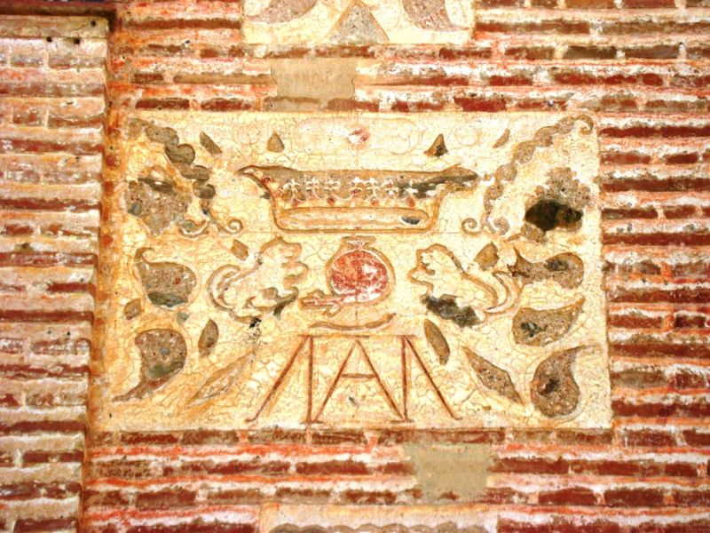 Archivo:Iglesia parroquial de Dílar, entre dos leones está la granada alusiva al tercer Reino de Granada, el cristiano..jpg