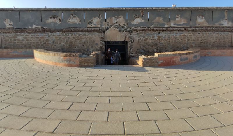 Archivo:Batería o Fuerte de Carchuna, Motril, Granada, Región Histórica de Granada, España. Terraza de la batería situada al sur. Al fondo en acceso desde el muro del cuartel..jpg