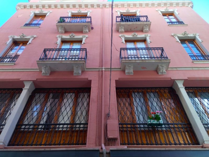 Archivo:Casa modernista de la calle Arco de las Cucharas, Granada, Región Histórica de Granada. Fachada de la calle Boteros..jpg