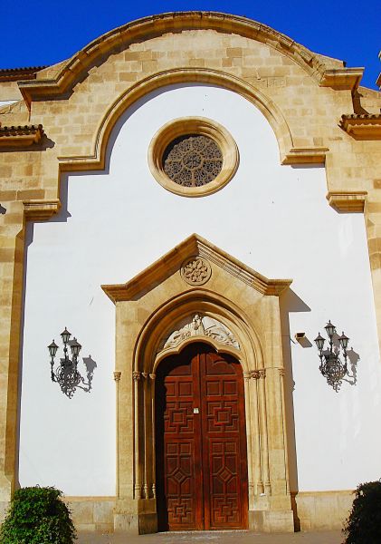 Archivo:Fachada y portada principal del santuario de la Virgen del Mar, patrona de Almería. Obra del Reino de Granada III..jpg