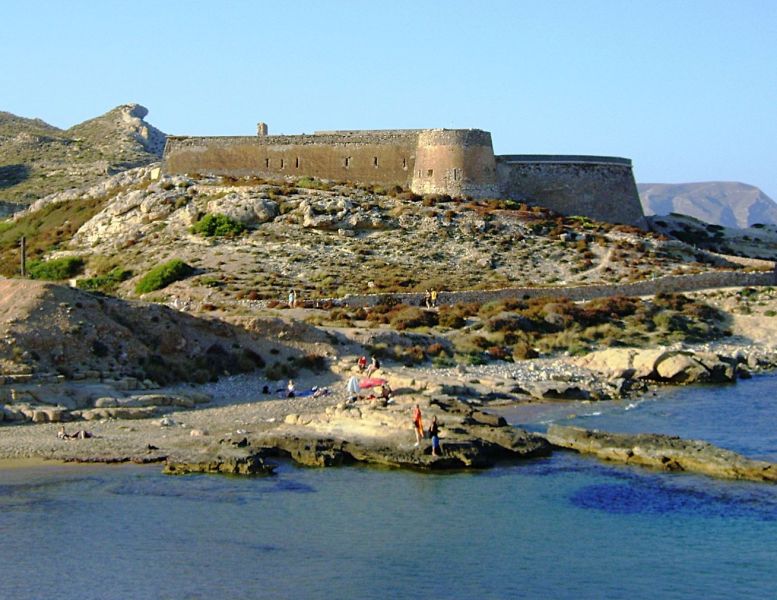 Archivo:Batería de San Ramón, Las Negras - Rodalquilar, Níjar, Almería, Región Histórica de Granada. Vista desde el mar..jpg