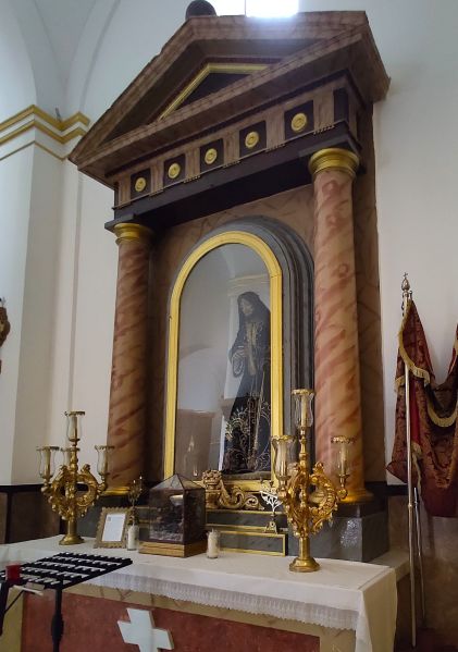 Archivo:Iglesia de la Virgen de los Ángeles, obra del Reino de Granada III o Cristiano. Retablo de líneas neoclásicas dedicado a Jesús Nazareno..jpg