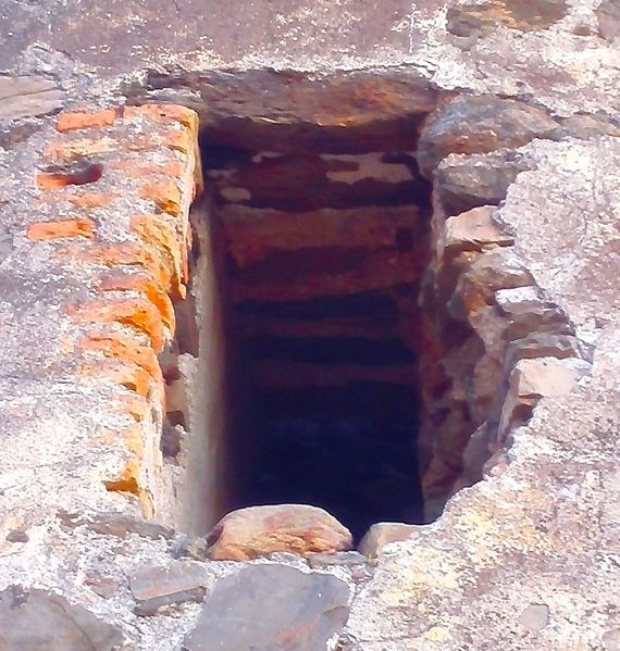 Archivo:Atalaya del Diablo, Almuñécar, Granada, Región Histórica de Granada. Puerta o ventana añadida después, para lo que se amplió una tronera, Se ve claramente la diferencia entre las dos jambas..jpg