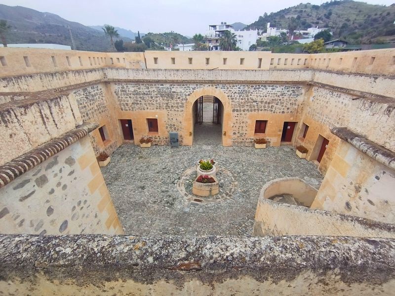 Archivo:Castillo-batería de la Herradura, ogra del Reino de Granada III, s.XVIII. Vista del patio de los cuarteles desde el lado sur, quedando a nuestra espalda el mar..jpg