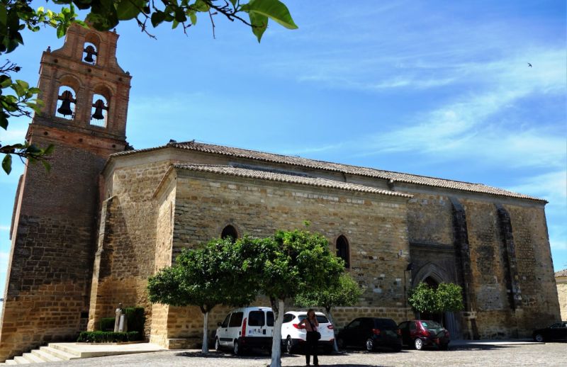 Archivo:Exterior de la iglesia de Santa María, Arjona, Jaén, España. Portada lateral, ábside y espadaña para las campanas..jpg