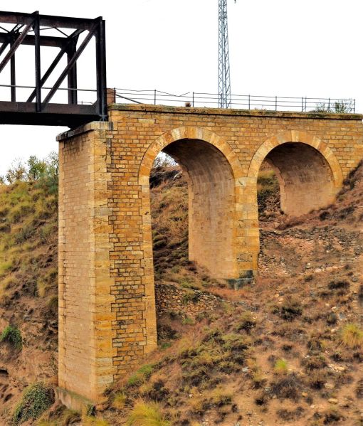 Archivo:Puente del Grao o del Grado, cerca de Hernán Valle. Obra del periodo de la Región de Granada. Vía Guadix-Lorca. Tramo de grandes sillares de piedra..jpg