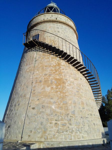 Archivo:Torre-atalaya de la Mona, Almuñécar, Granada, obra del Reino de Granada III Cristiano u Occidental. Una poderosa obra con vistas espectaculares sobre el mar..jpg