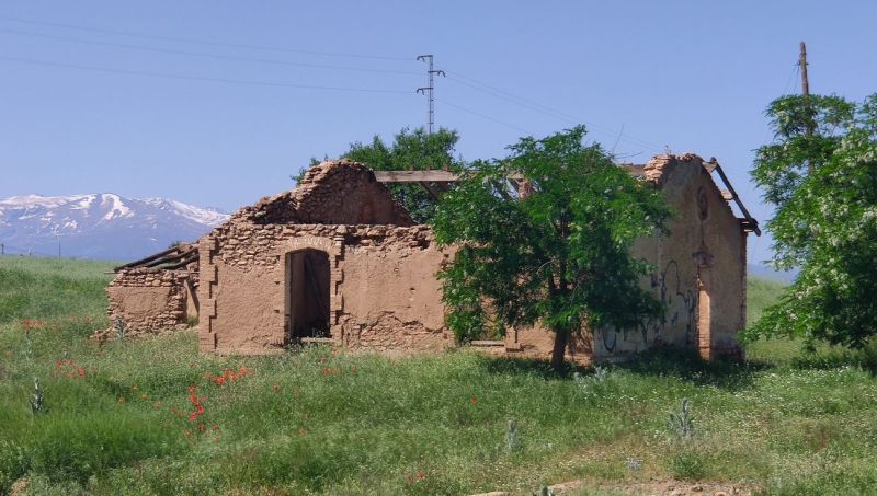 Archivo:Vía Férrea Guadix-Baza-Almanzora-Lorca, lamentablemente eliminada en 1984. Estación de Hernán Valle, Guadix, Región de Granada, España..jpg