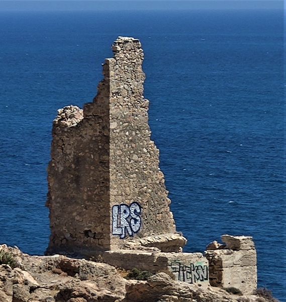Archivo:Castillo de la Rijana, costa de Gualchos, Alpujarra, Granada, Región Histórica de Granada. Vista de la torre del homenaje y el aljibe a sus pies..jpg