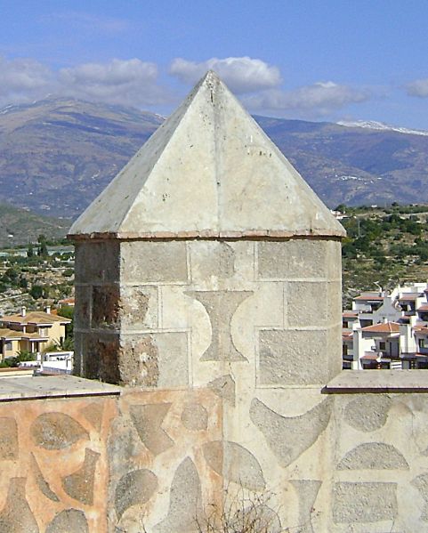 Archivo:Castillo de los Ulloa, Vélez de Benaudalla, obra del Reino de Granada III, s XV-XVI. Merlón de la terraza, los espacios vacíos de los lados son las almenas, que estaban alternadas con los merlones..jpg