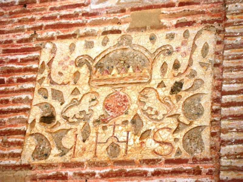Archivo:Decoración esgrafiada con el símbolo de Jesucristo y la granada coronada alusiva al tercer Reino de Granada..jpg