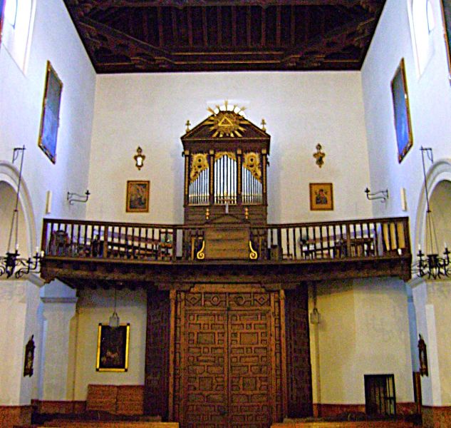Archivo:Órgano que conjuga líneas clásicas y barrocas, situado en el coro. Atarfe, Granada, Región Histórica de Granada..jpg
