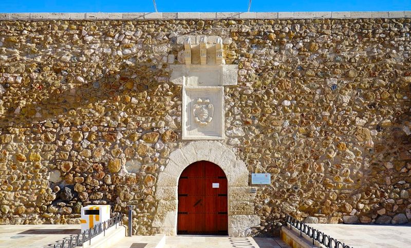 Archivo:Castillo de Carboneras, Almería, Región Histórica de Granada, España. Obra de inicios del Reino de Granada III o Cristiano, s. XVI. Vista de la portada..jpg