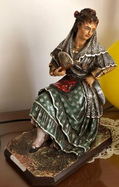 Archivo:Dama granadina, barro granadino del siglo XIX.jpg