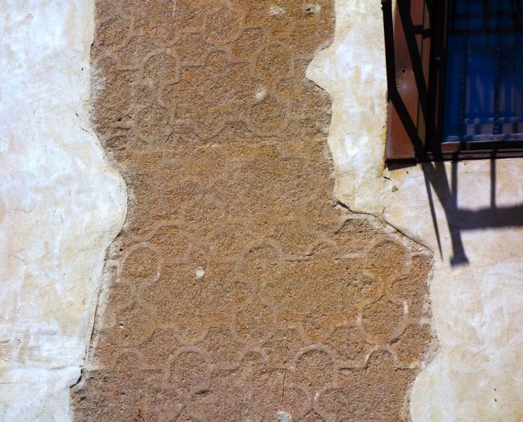 Archivo:Decoración esgrafiada, que ha perdido el color, en una casa del Albaicín, ciudad de Granada. periodo del Reino de Granada III..jpg