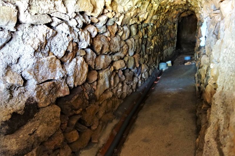 Archivo:Bédar, Almería, Región Histórica de Granada. Galerías subterráneas para la captación de agua de Fuente Temprana, periodo del Reino de Granada III o Cristiano. Con las arquetas y tuberías modernas necesarias..jpg