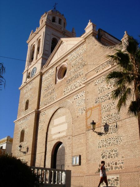 Archivo:Iglesia-fortaleza de la Encarnación, Almuñécar, Granada, obra del Reino de Granada III o Cristiano. Portada principal sin terminar..jpg