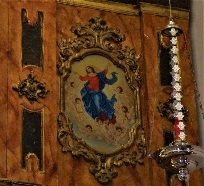 Archivo:Iglesia de la Virgen de los Ángeles, obra del Reino de Granada III o Cristiano. Parte lateral, también añadida al retablo original, representa a la Asunción de la Virgen y se ve más pobre que lo original..jpg