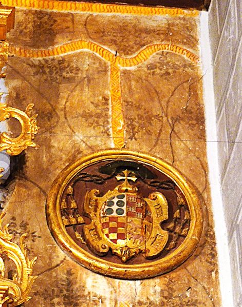 Archivo:Melegís, iglesia parroquial, Granada, obra del Reino de Granada III, España. Estilo Mudéjar Granadino de tipo I. Detalle de pinturas murales y escudo eclesiástico..jpg