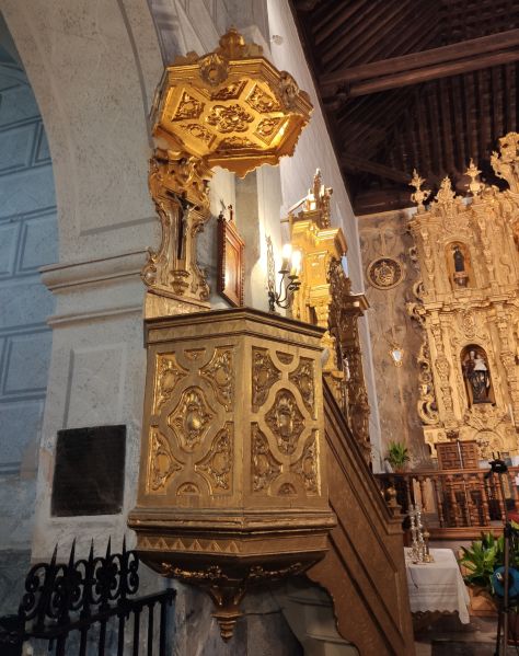 Archivo:Melegís, iglesia parroquial, Granada, obra del Reino de Granada III, España. Estilo Mudéjar Granadino de tipo I. Púlpito de estilo Barroco Granadino cubierto con tornavoz..jpg