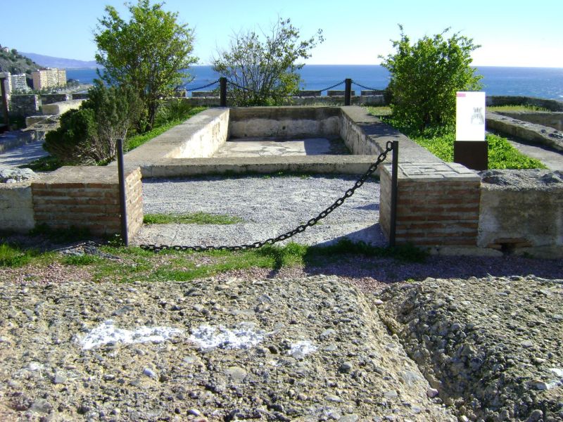 Archivo:Castillo de S. Miguel, Almuñécar, Granada, Región Histórica de Granada, España. Restos del palacio nazarí, obra del Reino de Granada II. Vista el patio desde la sala principal..jpg