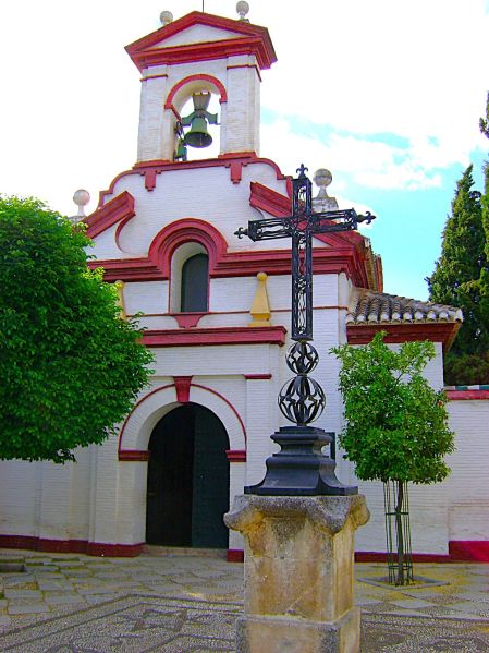 Archivo:DSC02903Ermita de S. Isidro, Granada, España, obra del Reino de Granada III (1492-1833). Construida en un estilo que conjuga elementos barrocos con mudéjares. Portada..jpg