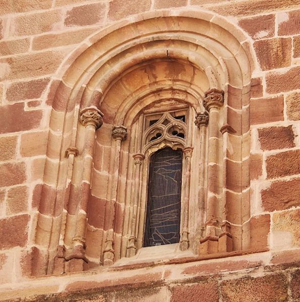 Archivo:Iglesia de la Encarnación, Bailén, Jaén, Región Histórica de Granada, España. Ventana de estilo Gótico Isabelino..jpg