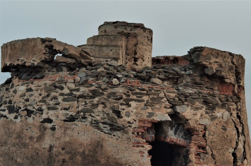 Archivo:Atalaya de Puntalón o de Punta Negra. Construida durante Reino de Granada III o Cristiano. Terraza con la almenara de señales en el centro..jpg