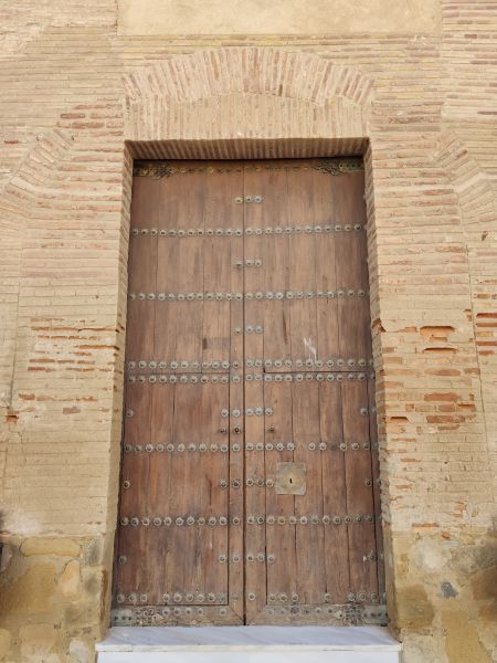 Archivo:Iglesia-fortaleza de Vera, dedicada a la Encarnación, Almería, Región Histórica de Granada. Las portadas están desprovistas de decoración para evitar que facilitaran la escalada de los muros..jpg