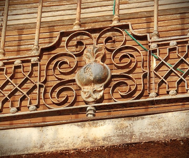 Archivo:Pinos del Valle, Región de Granada, España. Rejería antigua de un balcón con una granada de fundición alusiva a la Región Granadina..jpg