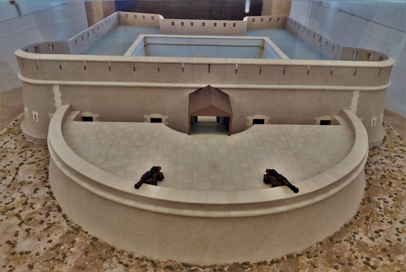 Archivo:Batería o Fuerte de Carchuna, Motril, Granada, Región Histórica de Granada, España. Aspecto de una batería de cuatro cañones del Reino de Granada III, del el siglo XVIII, vista desde el Mar de Granada..jpg